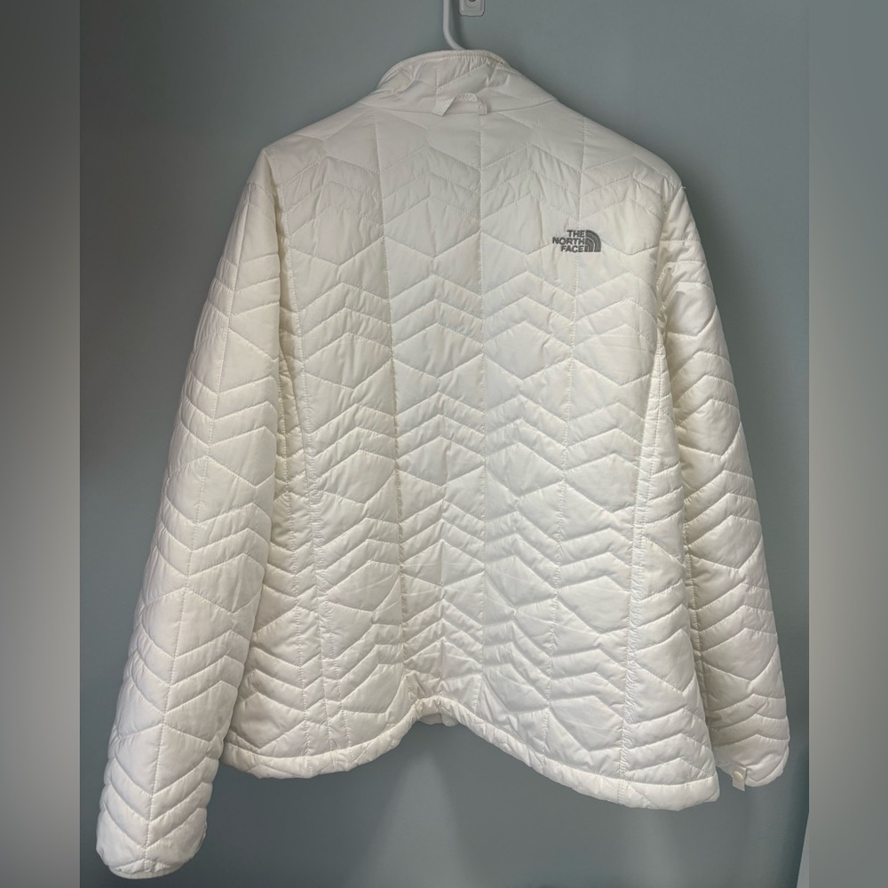 The North Face Women's White Puffer Jacket size XXL Excellent Condition. - Picture 5 of 7
